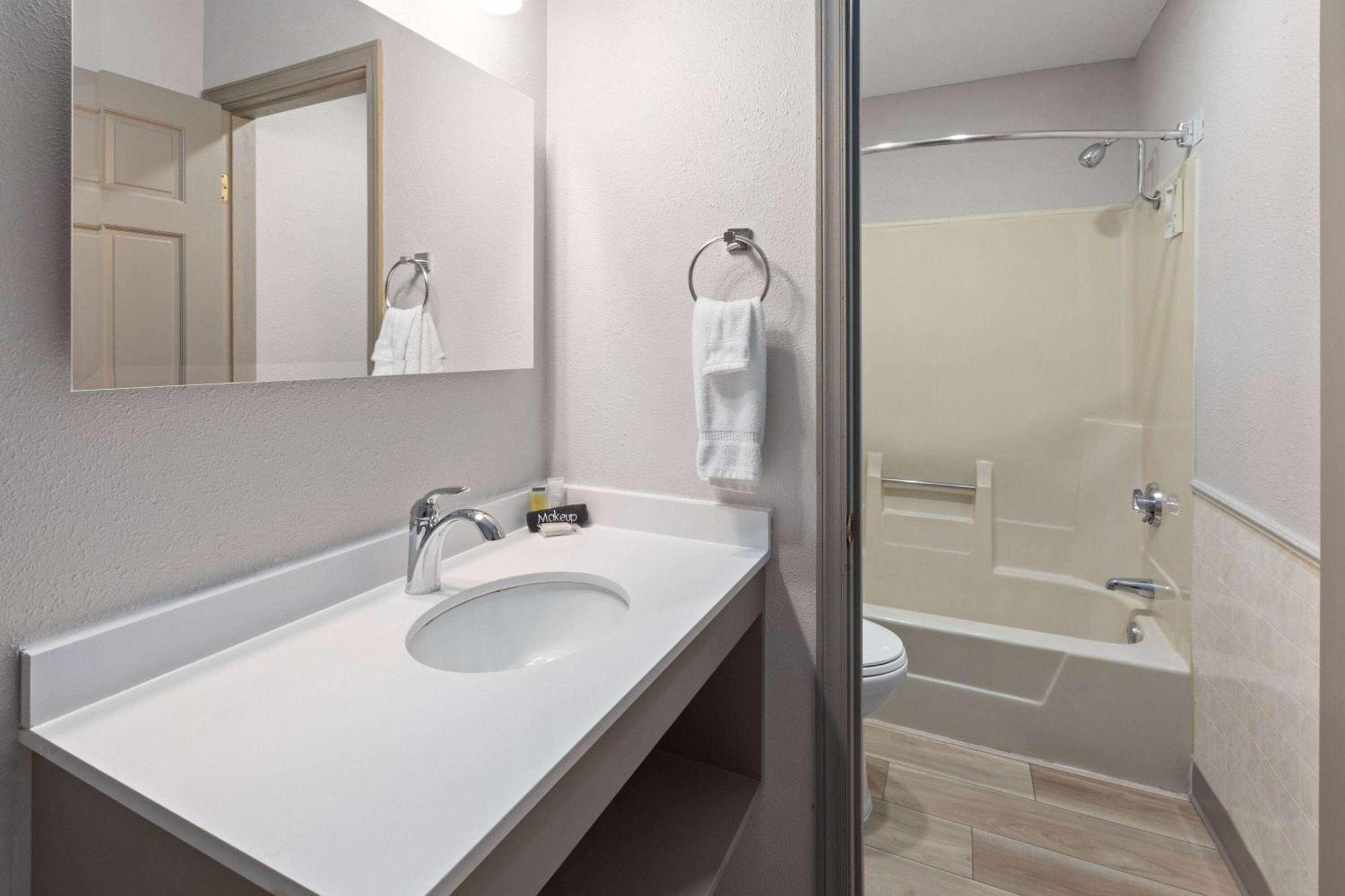 Days Inn By Wyndham Hutchinson Buitenkant foto
