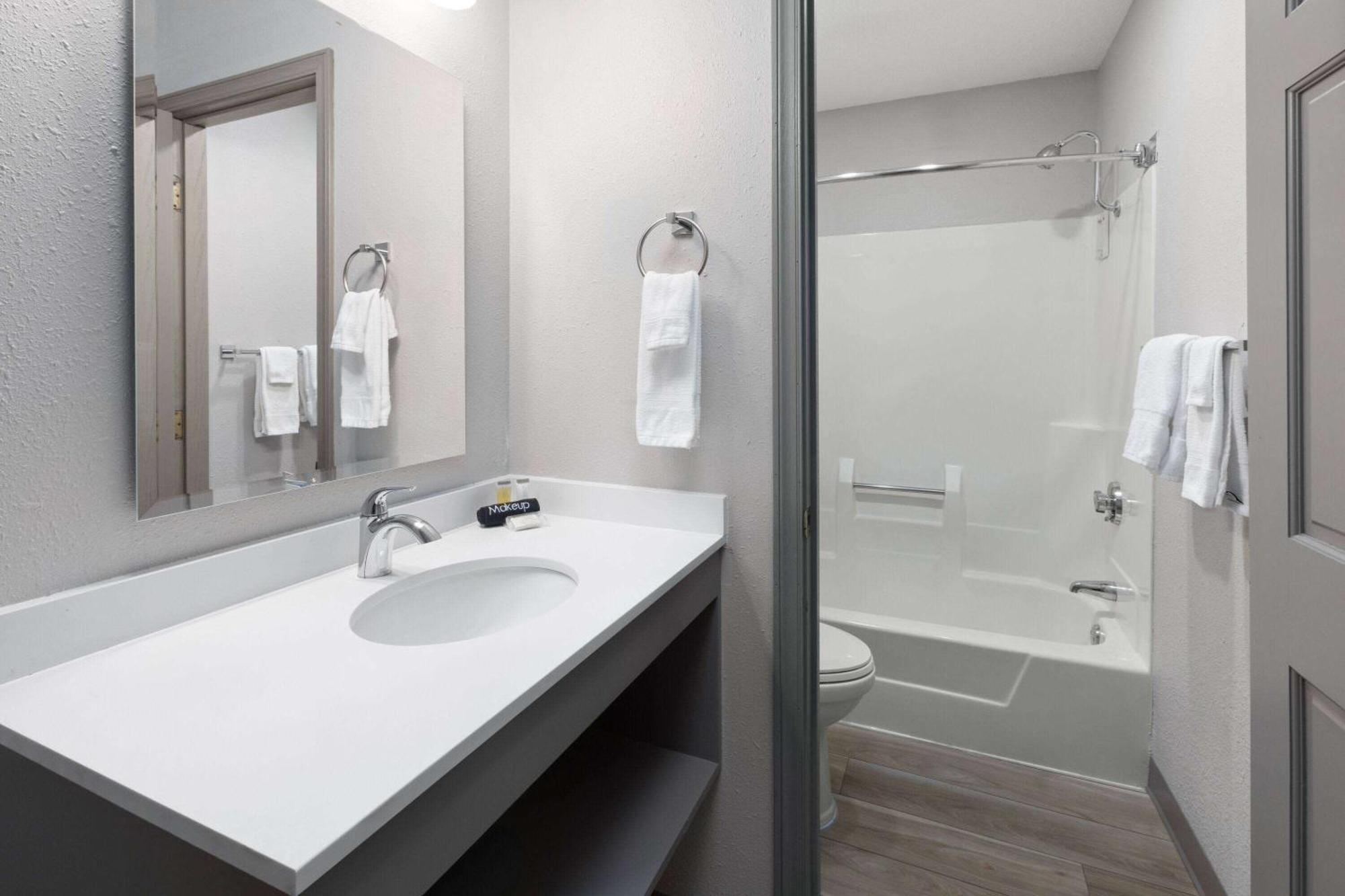 Days Inn By Wyndham Hutchinson Buitenkant foto